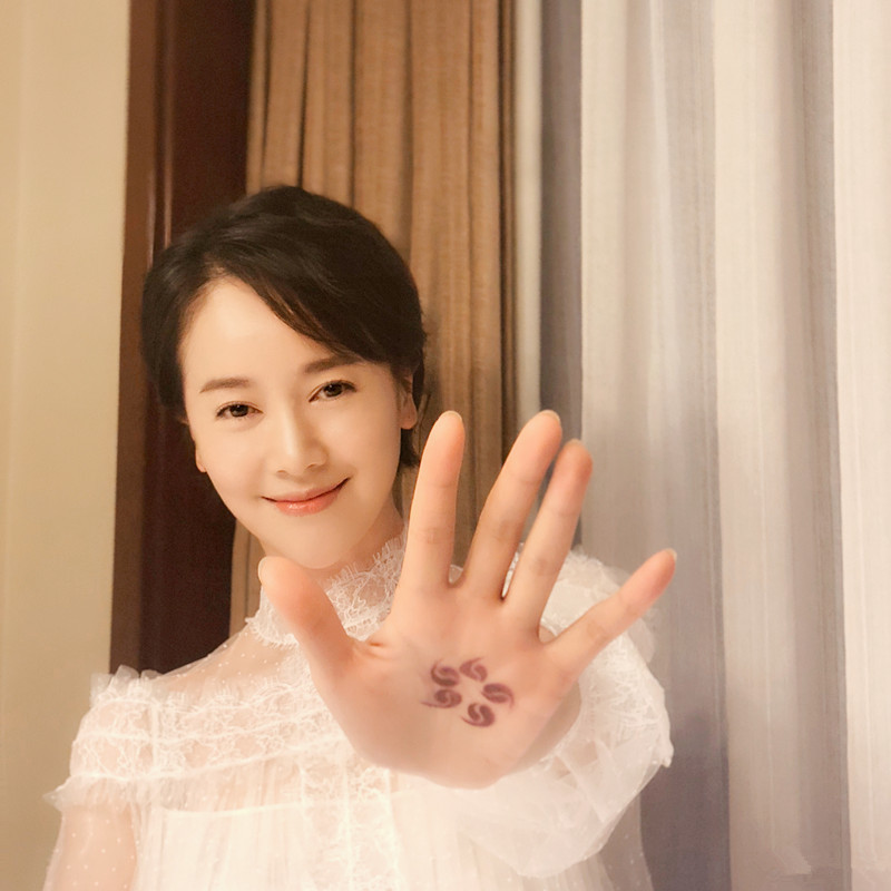 左小青|63岁老公身价百亿，左小青被宠成公主，谁说豪门都深似海？