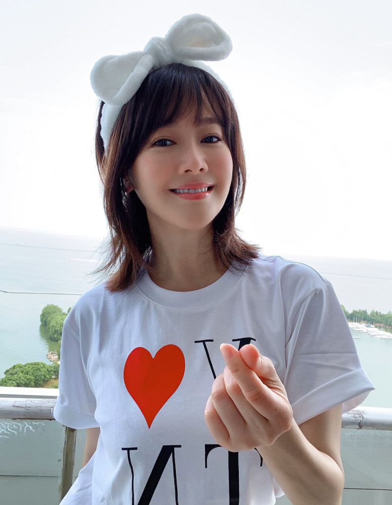 左小青|63岁老公身价百亿，左小青被宠成公主，谁说豪门都深似海？