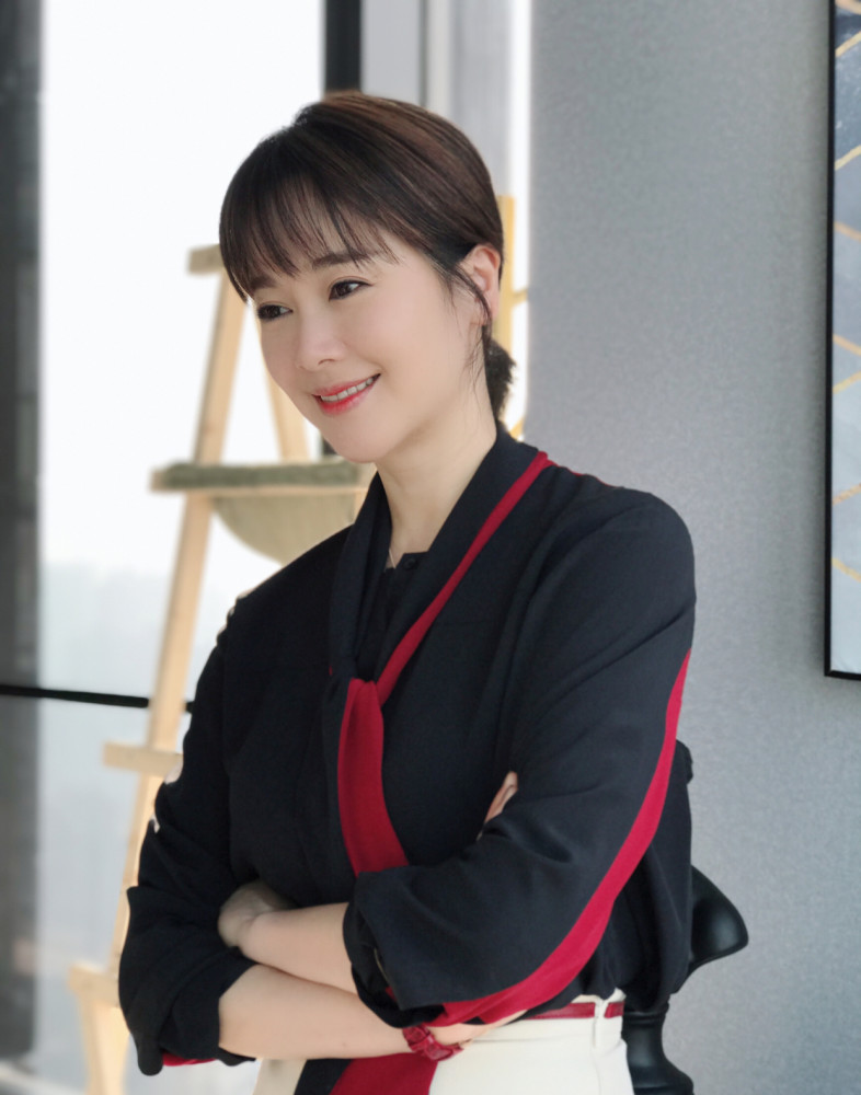 左小青|63岁老公身价百亿，左小青被宠成公主，谁说豪门都深似海？