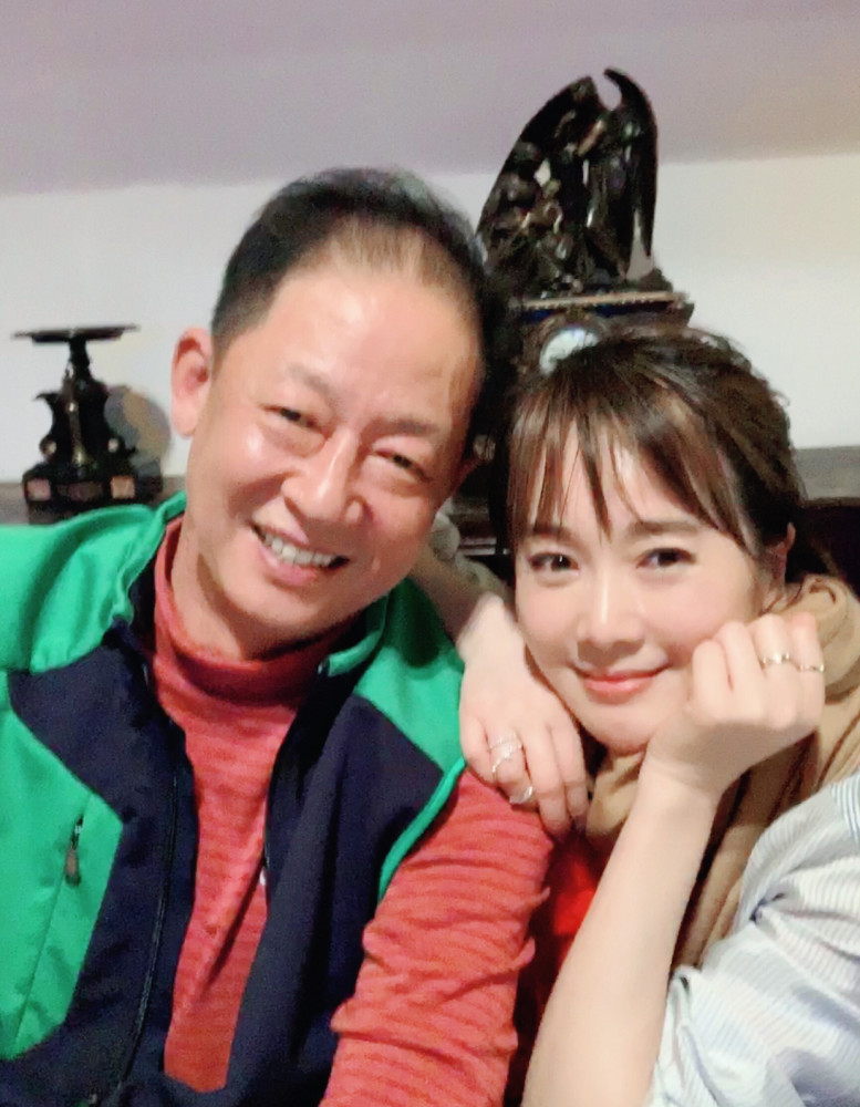 左小青|63岁老公身价百亿，左小青被宠成公主，谁说豪门都深似海？