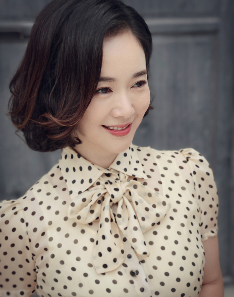 左小青|63岁老公身价百亿，左小青被宠成公主，谁说豪门都深似海？