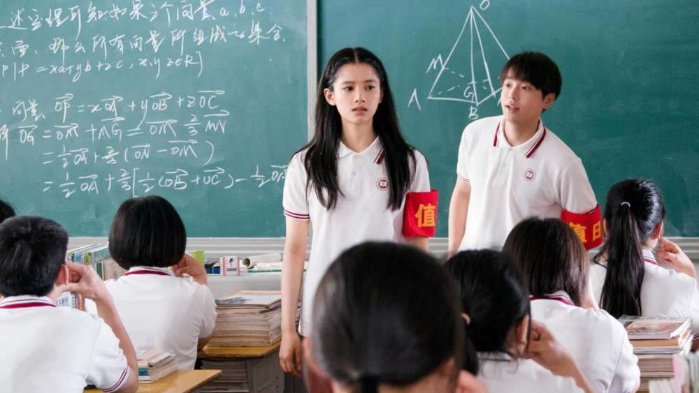 彭昱畅|黄磊、何炅提携的少年，成国庆档期的“大赢家”，彭昱畅成功“霸屏”电影院