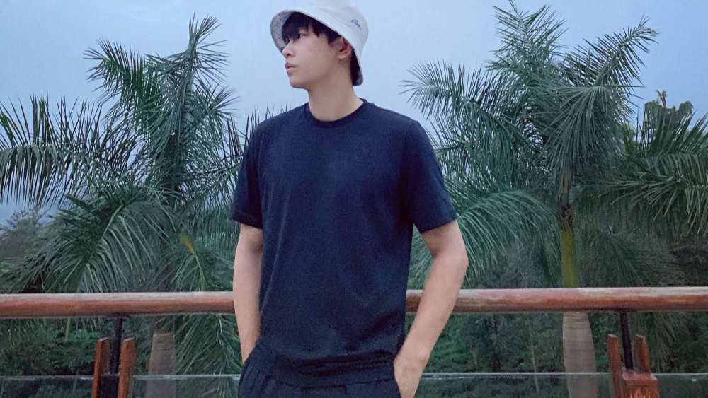 彭昱畅|黄磊、何炅提携的少年，成国庆档期的“大赢家”，彭昱畅成功“霸屏”电影院