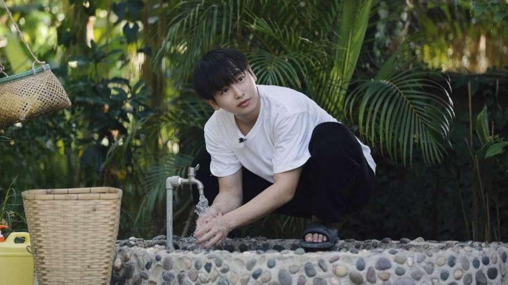 彭昱畅|黄磊、何炅提携的少年，成国庆档期的“大赢家”，彭昱畅成功“霸屏”电影院