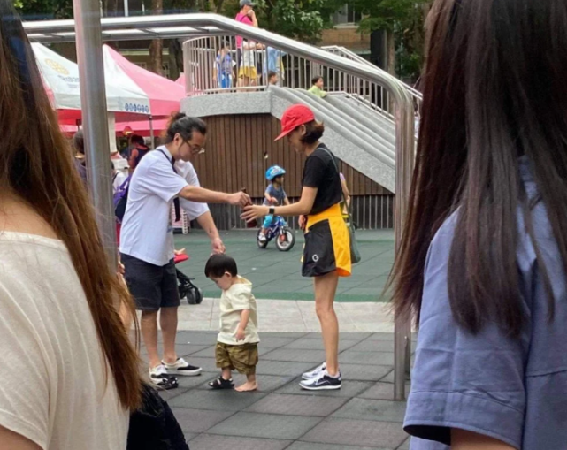 陈意涵|陈意涵儿子正面曝光，网友感叹：浪费了妈妈的好基因