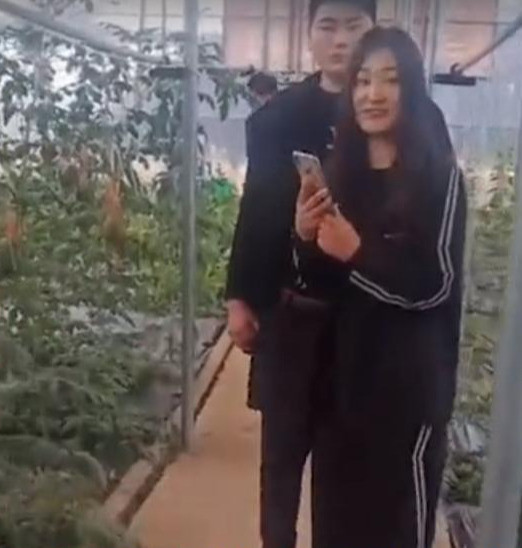 朱之文|朱之文百万儿媳回婆家，一身名牌很神气，下地看望公公不换装