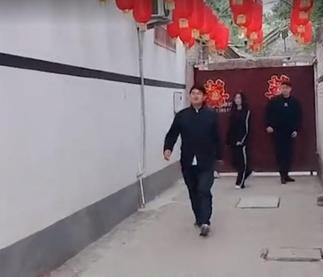 朱之文|朱之文百万儿媳回婆家，一身名牌很神气，下地看望公公不换装