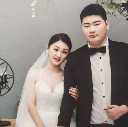 朱之文|朱之文百万儿媳回婆家，一身名牌很神气，下地看望公公不换装