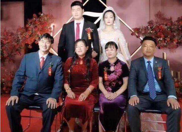 朱之文|朱之文百万儿媳回婆家，一身名牌很神气，下地看望公公不换装