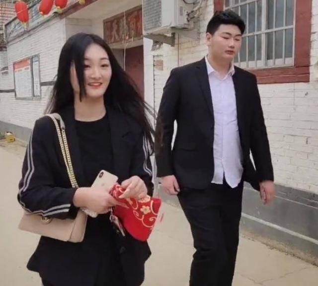 朱之文|朱之文百万儿媳回婆家，一身名牌很神气，下地看望公公不换装