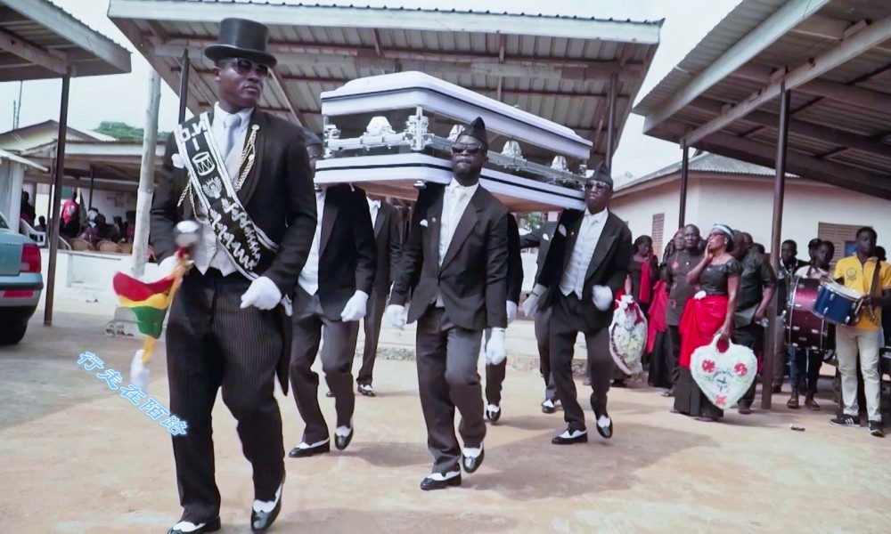 黑人抬棺的背后一副棺材6万元丧礼前要全城公告