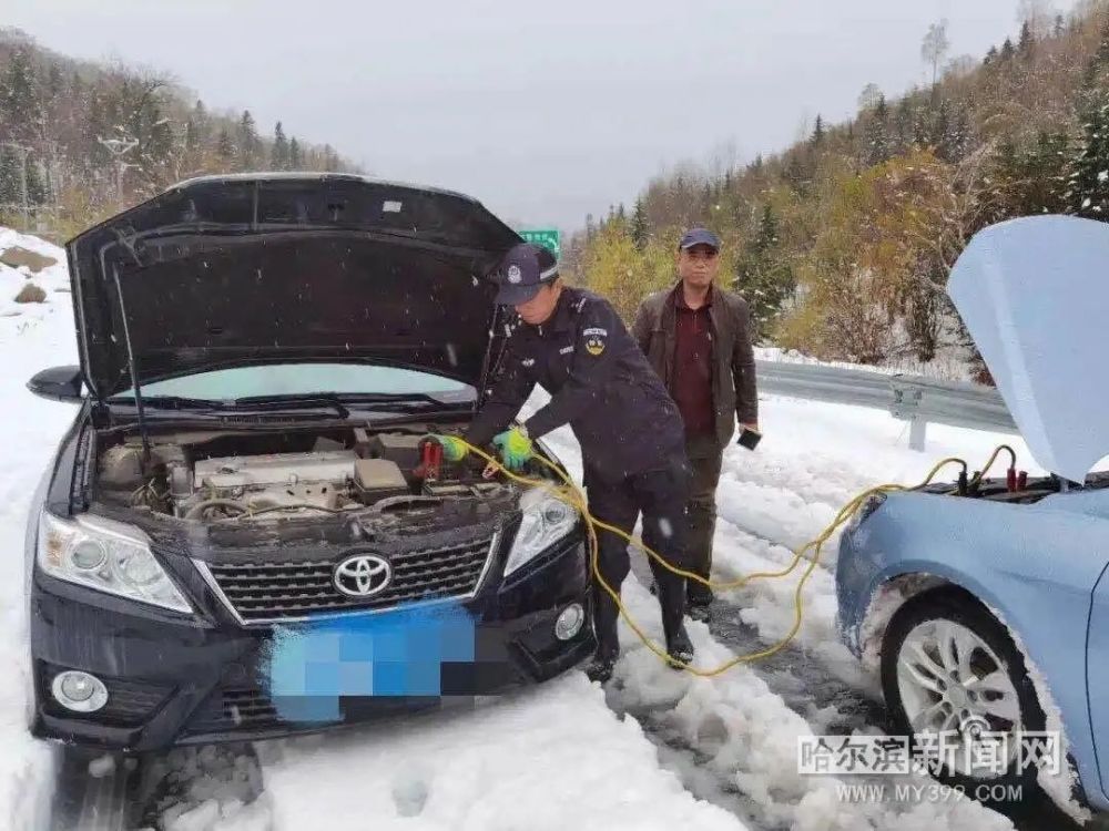 亚雪公路突降暴雪多辆自驾游车辆抛锚