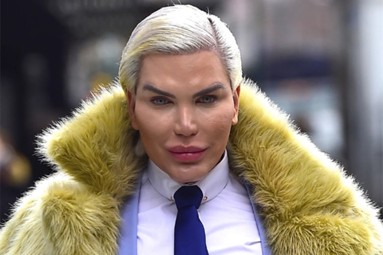 巴西男芭比华丽变身,与男友街头拥吻:作为女生约会确实不一样_腾讯