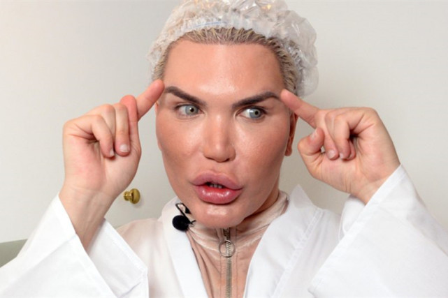 巴西男芭比华丽变身,与男友街头拥吻:作为女生约会确实不一样_腾讯