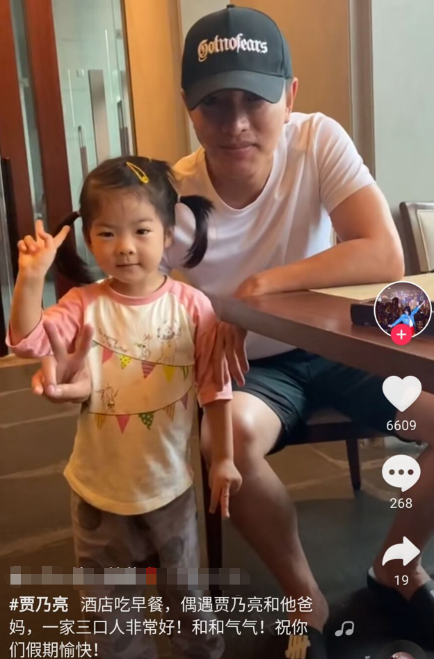 甜馨|网友偶遇贾乃亮求合照，意外提到甜馨，贾乃亮被戳痛处尴尬变脸