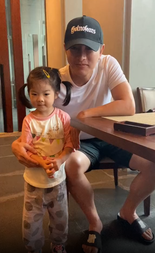 甜馨|网友偶遇贾乃亮求合照，意外提到甜馨，贾乃亮被戳痛处尴尬变脸