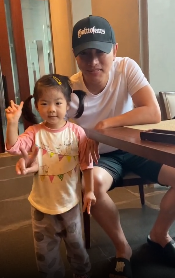 甜馨|网友偶遇贾乃亮求合照，意外提到甜馨，贾乃亮被戳痛处尴尬变脸