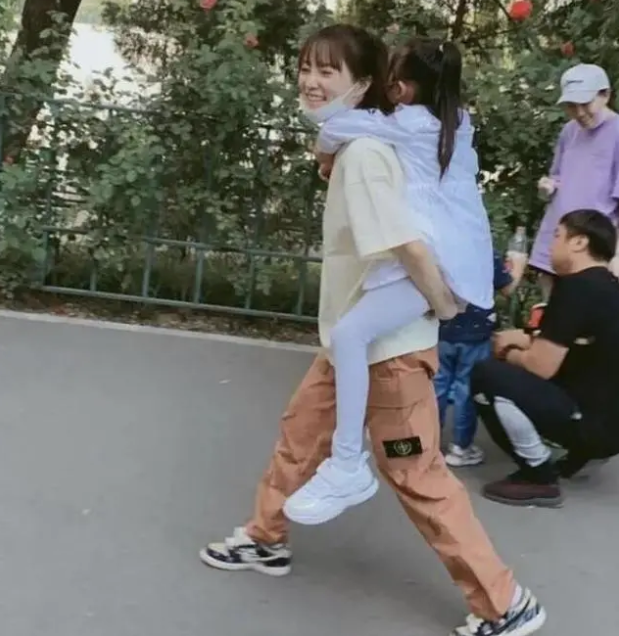 甜馨|网友偶遇贾乃亮求合照，意外提到甜馨，贾乃亮被戳痛处尴尬变脸