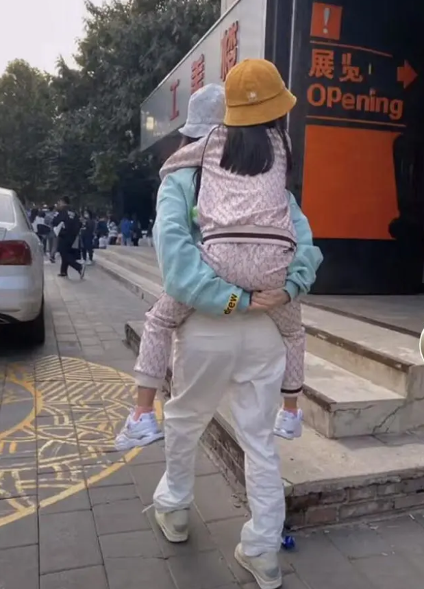 甜馨|网友偶遇贾乃亮求合照，意外提到甜馨，贾乃亮被戳痛处尴尬变脸