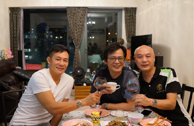 黄日华|黄日华与女儿同框笑容幸福，逐渐走出丧妻之痛，但身材消瘦略苍老