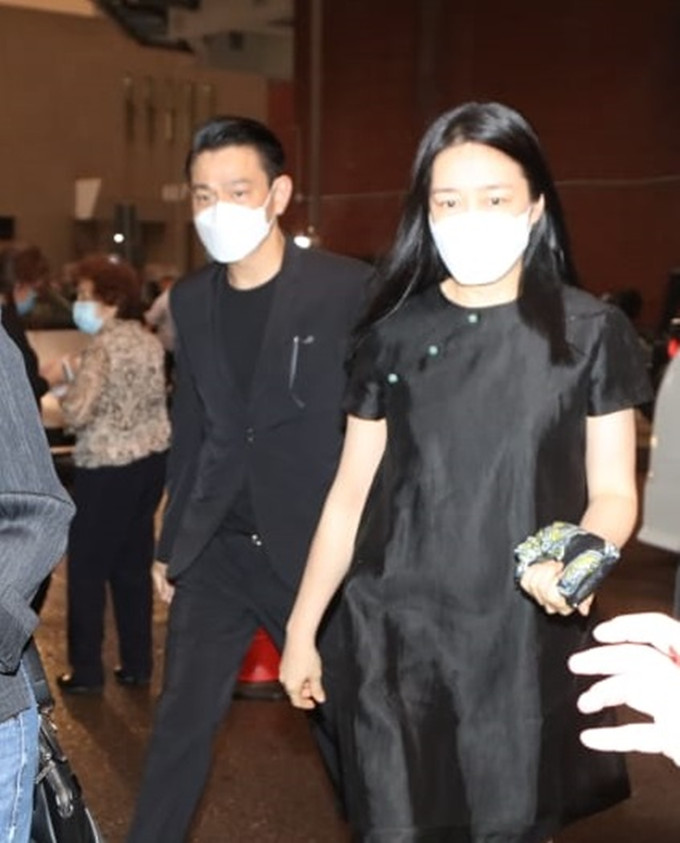 黄日华|黄日华与女儿同框笑容幸福，逐渐走出丧妻之痛，但身材消瘦略苍老