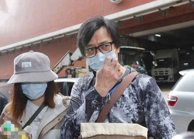 黄日华|黄日华与女儿同框笑容幸福，逐渐走出丧妻之痛，但身材消瘦略苍老