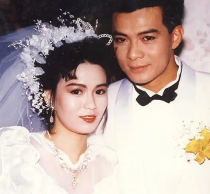 黄日华|黄日华与女儿同框笑容幸福，逐渐走出丧妻之痛，但身材消瘦略苍老