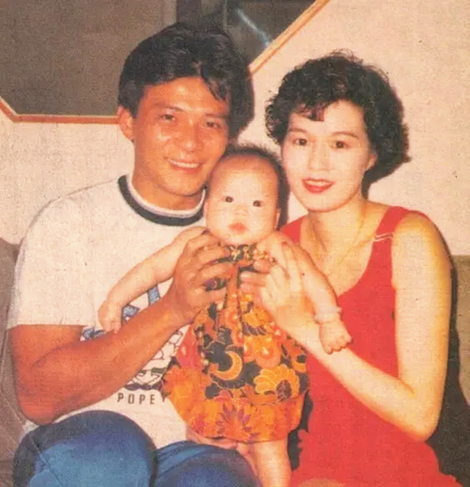 黄日华|黄日华与女儿同框笑容幸福，逐渐走出丧妻之痛，但身材消瘦略苍老