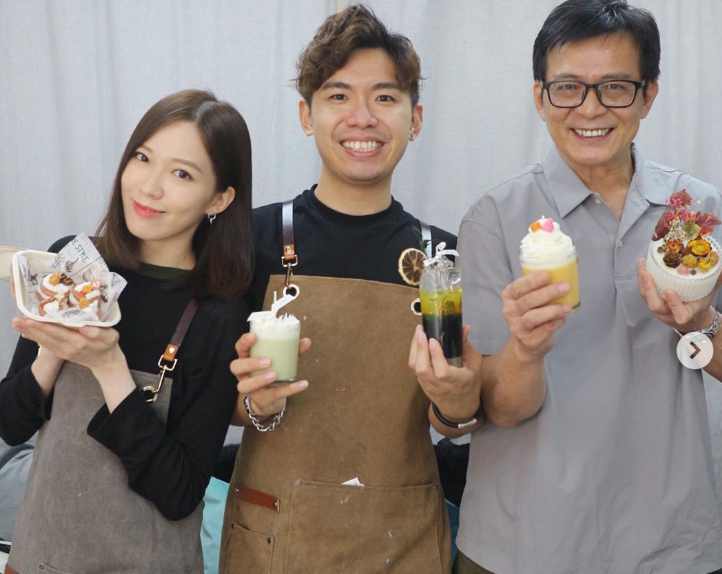 黄日华|黄日华与女儿同框笑容幸福，逐渐走出丧妻之痛，但身材消瘦略苍老