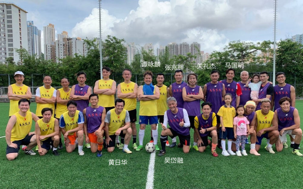 黄日华|黄日华与女儿同框笑容幸福，逐渐走出丧妻之痛，但身材消瘦略苍老