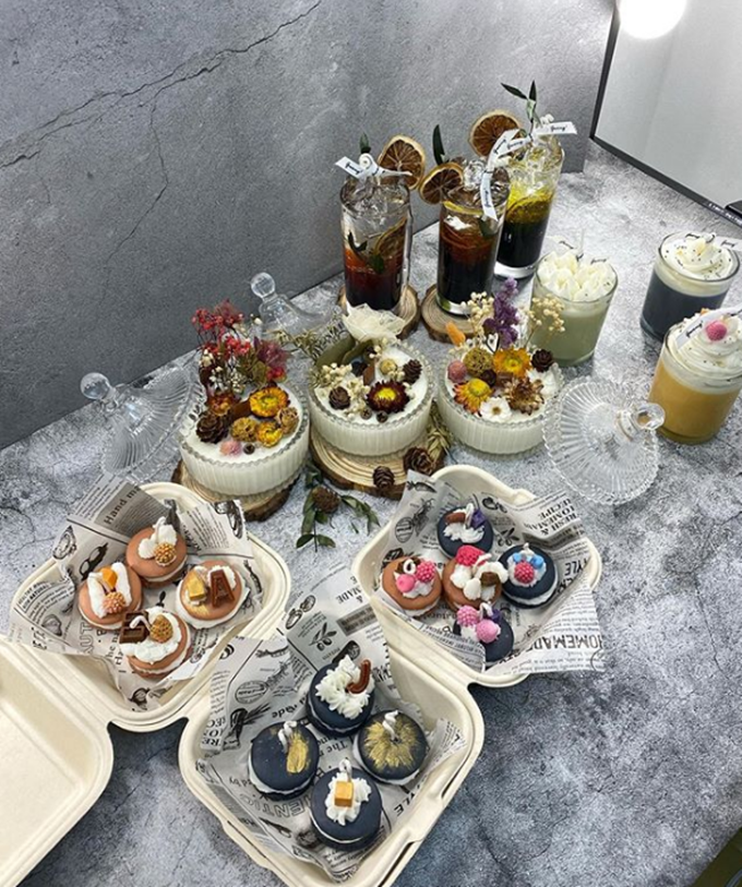 黄日华|黄日华与女儿同框笑容幸福，逐渐走出丧妻之痛，但身材消瘦略苍老