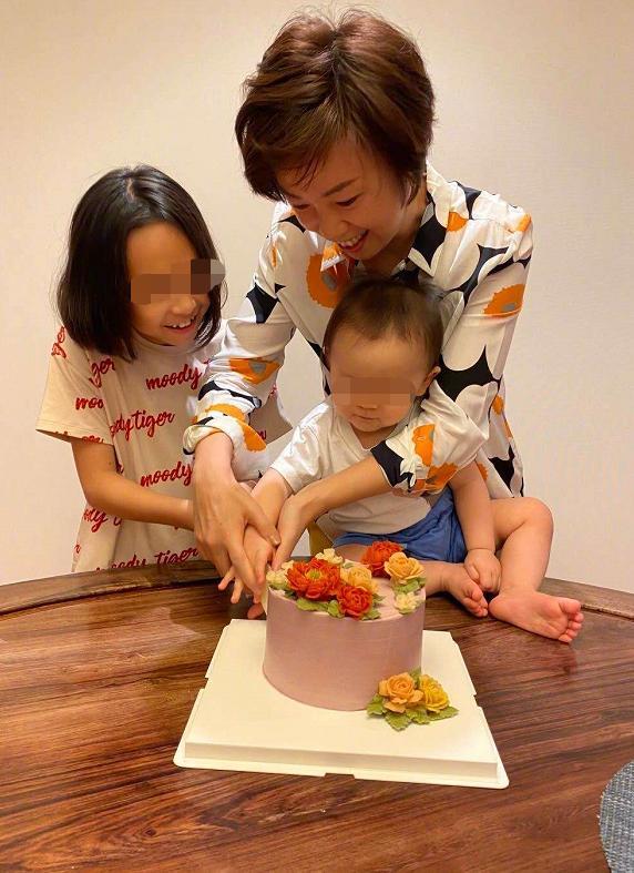 张怡宁|世界冠军张怡宁罕露面，1岁儿子首曝光，嫁大20岁富商儿女双全