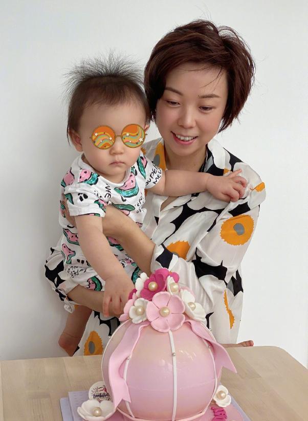 张怡宁|世界冠军张怡宁罕露面，1岁儿子首曝光，嫁大20岁富商儿女双全