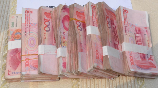 3年前借同学8万未还,他婚礼我送一纸条,当晚乖乖把钱打给我