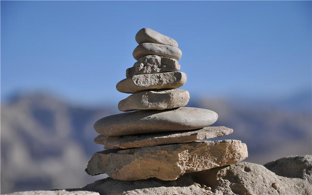 玉树县有个最大的玛尼堆石堆中到底埋着什么