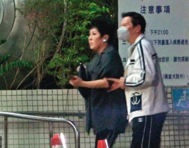 郭碧婷|传郭碧婷生女遭向太冷落逼生二胎，向太暖心陪产击碎谣言