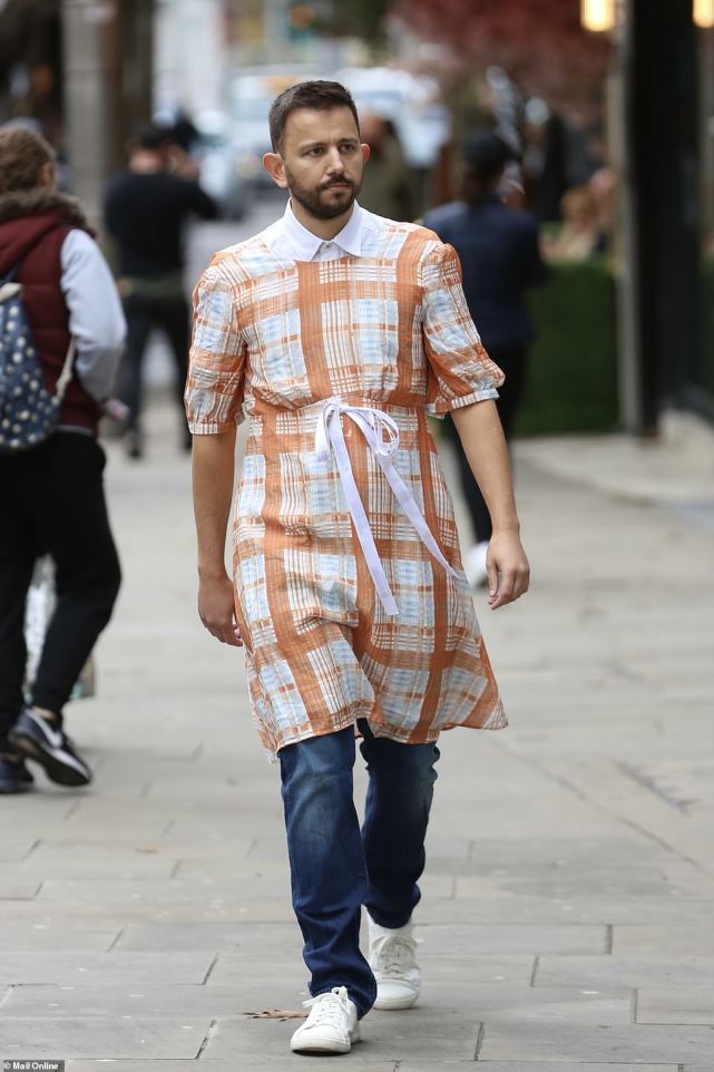 古驰男装出15万连衣裙英国男主持人穿同款出街路人眼中的怪物