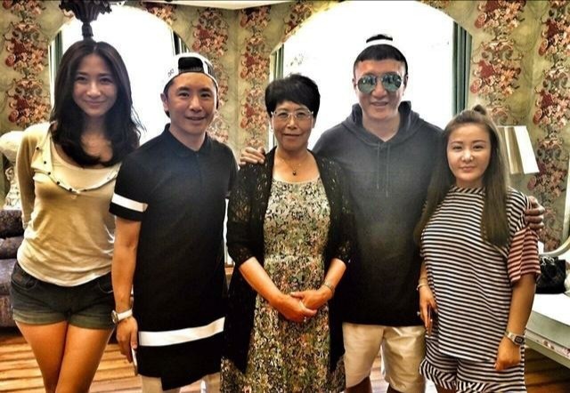 他是东方斯卡拉老板孙红雷小沈阳的挚友被称为演艺界全能高手