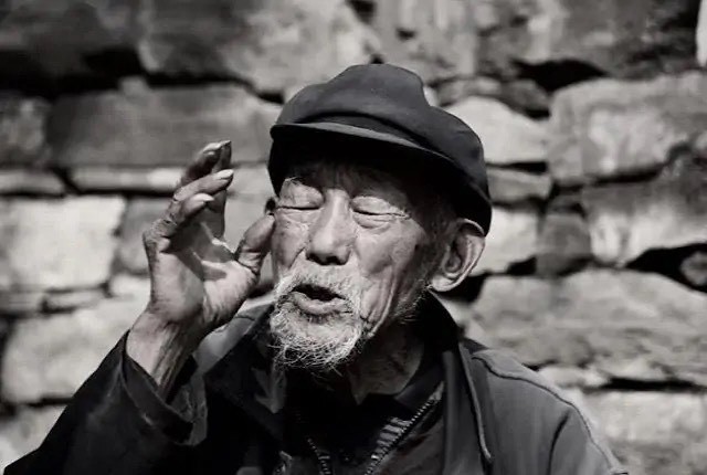 李大伟|民间故事：李大伟的儿女皆为跛腿，张贵则说：往东墙门楼下面挖