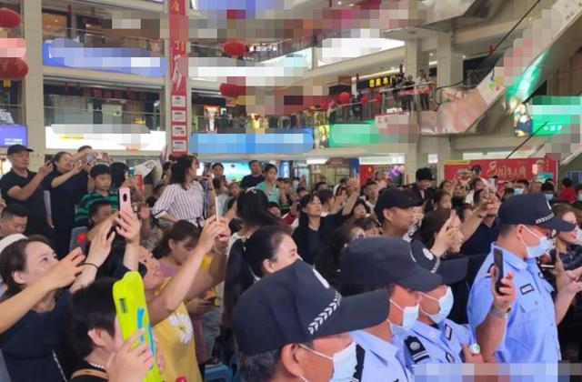 徐少华|唐僧徐少华四处奔波跑小商演，场地简陋寒酸，上台卖力表演显心酸