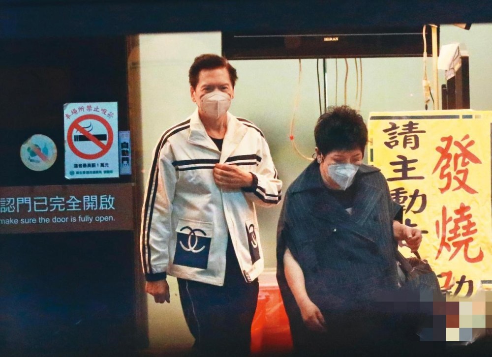 郭碧婷|郭碧婷产前素颜照曝光，甜蜜微笑状态好，与向佐逛街看上奶粉界LV