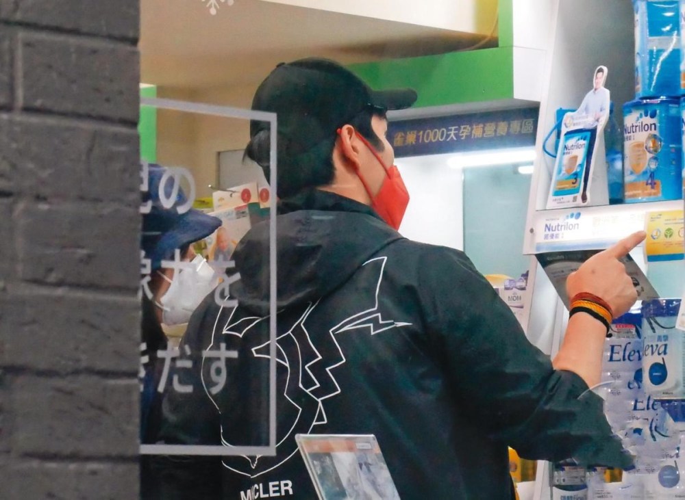 郭碧婷|郭碧婷产前素颜照曝光，甜蜜微笑状态好，与向佐逛街看上奶粉界LV