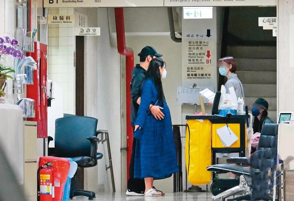 郭碧婷|郭碧婷产前素颜照曝光，甜蜜微笑状态好，与向佐逛街看上奶粉界LV