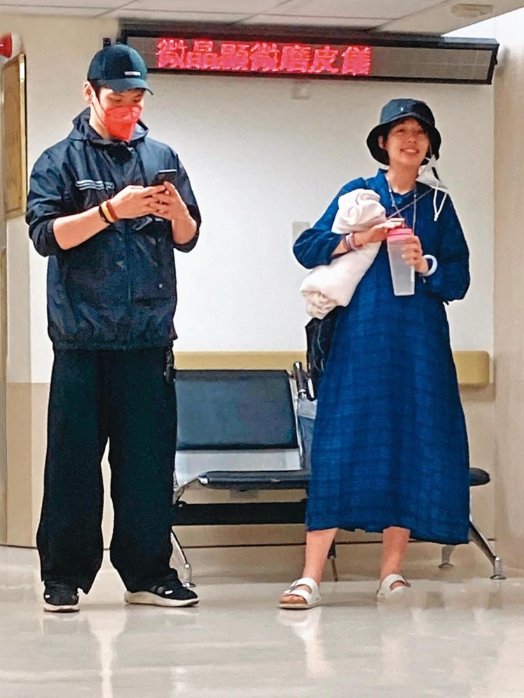 郭碧婷|郭碧婷产前素颜照曝光，甜蜜微笑状态好，与向佐逛街看上奶粉界LV