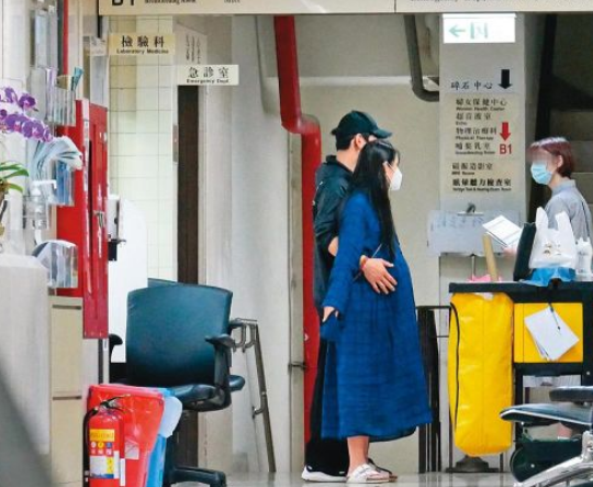 郭碧婷|郭碧婷产女前细节首曝光：向佐全程贴心陪同，郭碧婷笑容幸福有爱