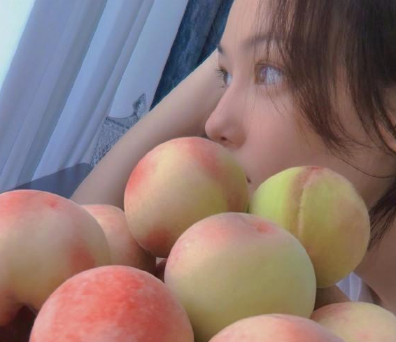 张馨予|张馨予回何捷家过中秋，喝当地下午茶很开心，碗破口不扔超贤惠