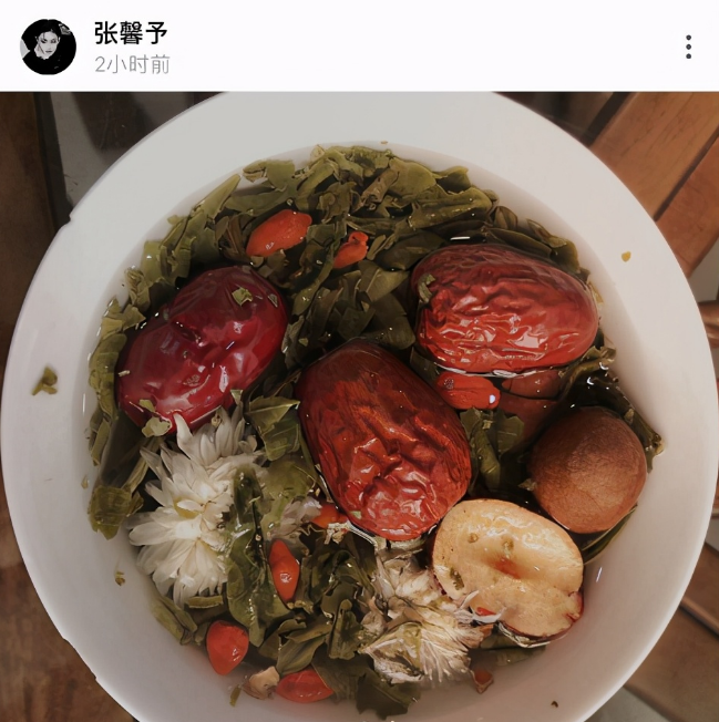 张馨予|张馨予回何捷家过中秋，喝当地下午茶很开心，碗破口不扔超贤惠