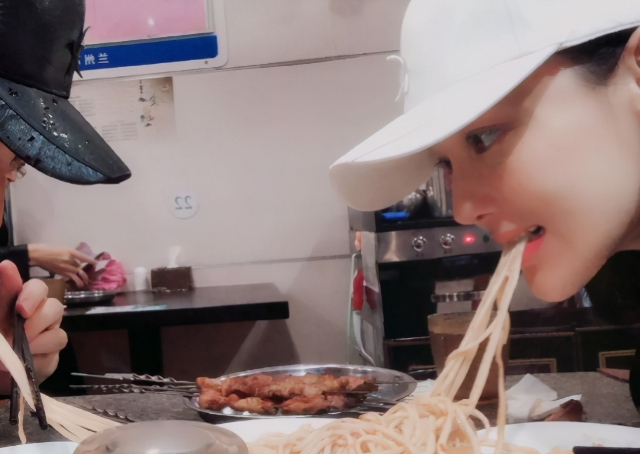 张馨予|张馨予回何捷家过中秋，喝当地下午茶很开心，碗破口不扔超贤惠