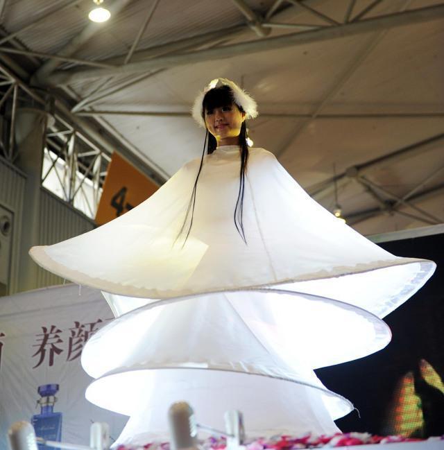 小彩旗上综艺被晏紫东吻出拔丝惹网友狂喷,王思聪默默点赞