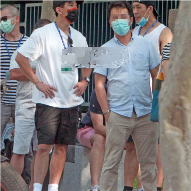 修杰楷|修杰楷“真全职奶爸”不仅负责带女儿们玩 咘咘和波妞上下学也承包了